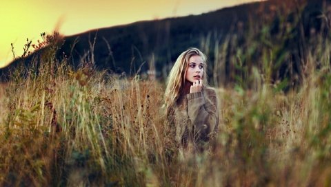 Обои трава, девушка, блондинка, поле, модель, grass, girl, blonde, field, model разрешение 2560x1600 Загрузить