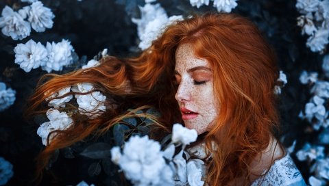 Обои цветы, девушка, рыжая, профиль, волосы, лицо, веснушки, flowers, girl, red, profile, hair, face, freckles разрешение 2048x1365 Загрузить