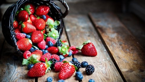 Обои макро, клубника, ягоды, черника, корзинка, ежевика, лукошко, macro, strawberry, berries, blueberries, basket, blackberry разрешение 4912x3264 Загрузить