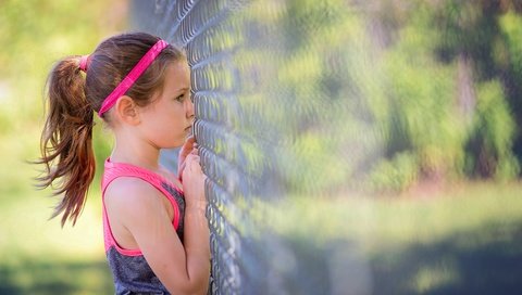 Обои забор, дети, девочка, сетка, профиль, рабица, the fence, children, girl, mesh, profile, netting разрешение 5760x3840 Загрузить