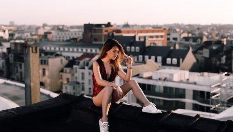 Обои девушка, город, взгляд, ножки, волосы, лицо, крыша, girl, the city, look, legs, hair, face, roof разрешение 2000x1333 Загрузить