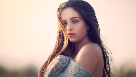 Обои девушка, взгляд, волосы, лицо, плечо, свитер, girl, look, hair, face, shoulder, sweater разрешение 2048x1343 Загрузить