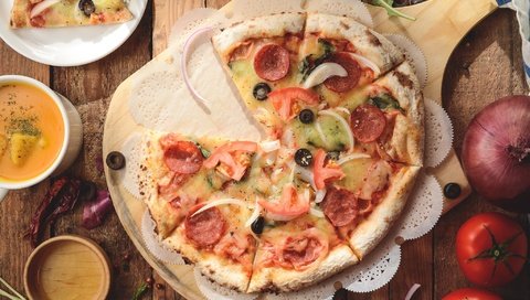 Обои лук, сыр, колбаса, помидоры, пицца, начинка, bow, cheese, sausage, tomatoes, pizza, filling разрешение 2048x1356 Загрузить