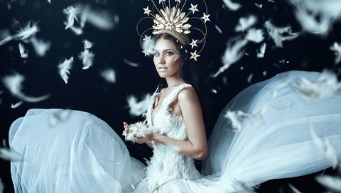 Обои стиль, девушка, платье, перья, пух, корона, bella kotak, odette, jael lloyd, style, girl, dress, feathers, fluff, crown разрешение 2048x1537 Загрузить