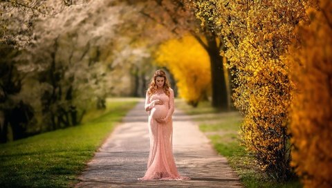 Обои дорога, деревья, девушка, платье, локоны, road, trees, girl, dress, curls разрешение 2000x1333 Загрузить