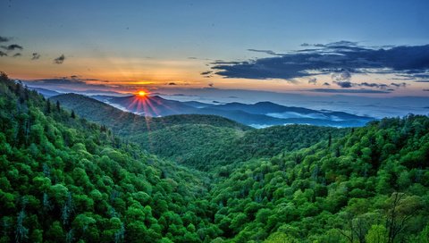 Обои небо, рассвет, облака, горы, восход, солнце, лес, лучи, пейзаж, the sky, dawn, clouds, mountains, sunrise, the sun, forest, rays, landscape разрешение 2048x1365 Загрузить