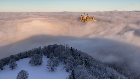 Обои небо, облака, деревья, зима, туман, замок, иней, the sky, clouds, trees, winter, fog, castle, frost разрешение 2048x1365 Загрузить