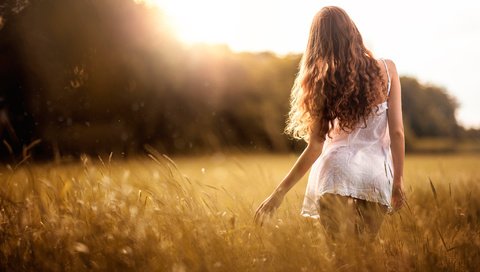 Обои небо, трава, девушка, платье, поле, лето, спина, волосы, the sky, grass, girl, dress, field, summer, back, hair разрешение 2048x1367 Загрузить