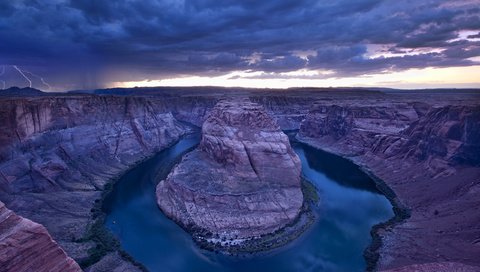 Обои небо, вечер, река, скалы, молния, каньон, grand canyon, река колорадо, каньон подкова, the sky, the evening, river, rocks, lightning, canyon, the colorado river разрешение 2560x1600 Загрузить