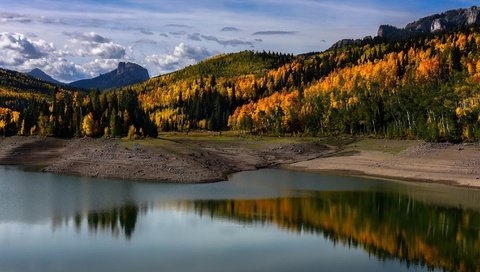 Обои облака, гладь, вечер, горы, берег, лес, отражения, осень, водоем, clouds, surface, the evening, mountains, shore, forest, reflection, autumn, pond разрешение 2048x1152 Загрузить