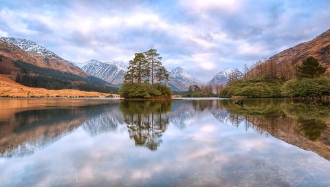 Обои небо, облака, деревья, вода, озеро, горы, отражение, островок, the sky, clouds, trees, water, lake, mountains, reflection, island разрешение 2560x1445 Загрузить