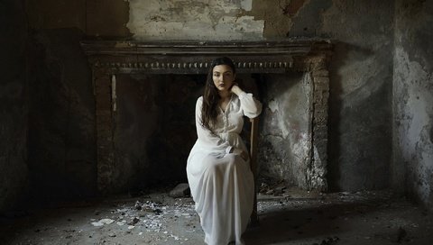 Обои девушка, взгляд, комната, волосы, камин, белое платье, girl, look, room, hair, fireplace, white dress разрешение 2048x1395 Загрузить