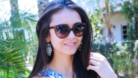 Обои девушка, улыбка, брюнетка, очки, нина добрев, girl, smile, brunette, glasses, nina dobrev разрешение 1920x1200 Загрузить