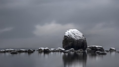 Обои камни, отражение, фон, море, чёрно-белое, stones, reflection, background, sea, black and white разрешение 2560x1600 Загрузить