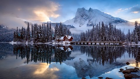 Обои облака, вода, горы, мостик, лес, зима, отражение, домик, clouds, water, mountains, the bridge, forest, winter, reflection, house разрешение 2048x1365 Загрузить