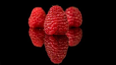 Обои отражение, малина, ягода, черный фон, reflection, raspberry, berry, black background разрешение 4000x2670 Загрузить
