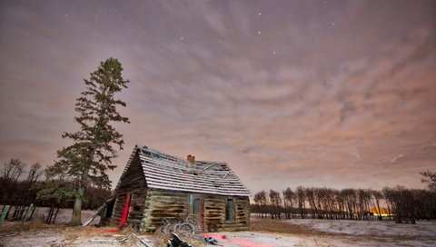 Обои небо, деревья, снег, дерево, зима, звезды, рассвет, хижина, the sky, trees, snow, tree, winter, stars, dawn, hut разрешение 1920x1279 Загрузить