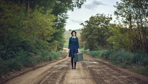 Обои дорога, девушка, платье, шляпка, шляпа, чемодан, косички, road, girl, dress, hat, suitcase, braids разрешение 2500x1669 Загрузить