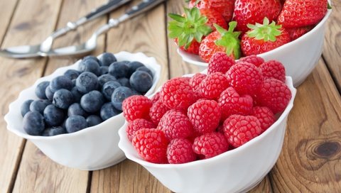 Обои малина, клубника, ягоды, черника, деревянная поверхность, raspberry, strawberry, berries, blueberries, wooden surface разрешение 5184x3456 Загрузить
