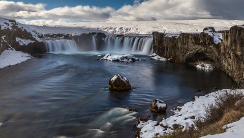 Обои облака, река, скалы, снег, камни, водопад, clouds, river, rocks, snow, stones, waterfall разрешение 2500x1555 Загрузить