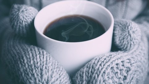 Обои зима, девушка, напиток, кофе, руки, чашка, варежки, winter, girl, drink, coffee, hands, cup, mittens разрешение 1920x1200 Загрузить