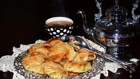 Обои черный фон, чашка, чай, салфетка, чайник, выпечка, пирожки, black background, cup, tea, napkin, kettle, cakes разрешение 1920x1200 Загрузить