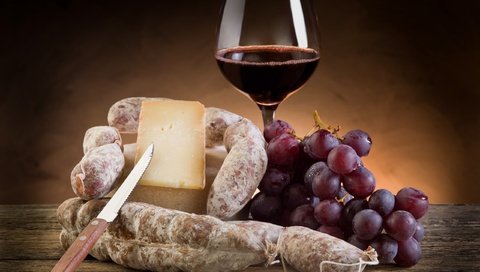 Обои виноград., бокал, сыр, вино, нож, колбаса, натюрморт, красное вино, салями, grapes., glass, cheese, wine, knife, sausage, still life, red wine, salami разрешение 2560x1920 Загрузить