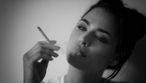 Обои девушка, портрет, брюнетка, дым, чёрно-белое, сигарета, girl, portrait, brunette, smoke, black and white, cigarette разрешение 1920x1200 Загрузить