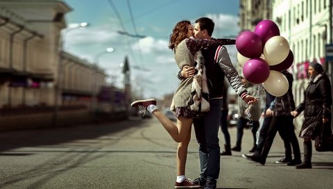 Обои девушка, встреча, настроение, влюбленные, улица, любовь, романтика, воздушные шары, мужчина, поцелуй, girl, meeting, mood, lovers, street, love, romance, balloons, male, kiss разрешение 1920x1200 Загрузить