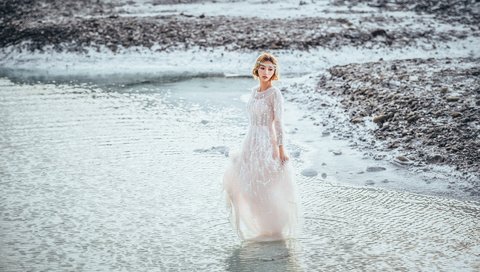 Обои берег, девушка, море, платье, модель, прогулка, белое платье, shore, girl, sea, dress, model, walk, white dress разрешение 1920x1200 Загрузить