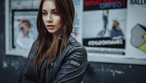 Обои девушка, взгляд, волосы, лицо, куртка, girl, look, hair, face, jacket разрешение 7000x4667 Загрузить