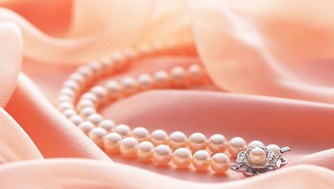 Обои украшения, ткань, драгоценности, ожерелье, жемчуг, жемчужное ожерелье., decoration, fabric, jewelry, necklace, pearl, pearl necklace. разрешение 1920x1200 Загрузить