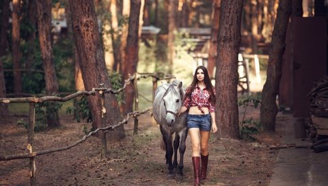 Обои лошадь, сапоги, деревья, длинные волосы, девушка, джинсовые шорты, взгляд, забор, модель, ножки, конь, рубашка, shirt, horse, boots, trees, long hair, girl, denim shorts, look, the fence, model, legs разрешение 2560x1600 Загрузить