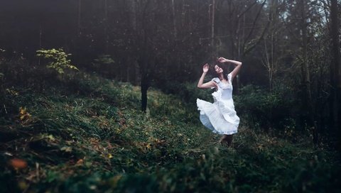 Обои природа, лес, девушка, настроение, поза, танец, белое платье, andrea peipe, nature, forest, girl, mood, pose, dance, white dress разрешение 2048x1365 Загрузить