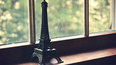 Обои статуэтка, окно, эйфелева башня, подоконник, сувенир, figurine, window, eiffel tower, sill, souvenir разрешение 1920x1200 Загрузить