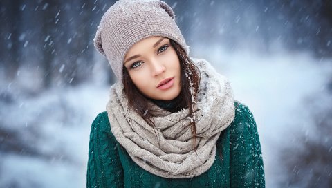 Обои снег, зима, модель, шапка, свитер, ангелина петрова, snow, winter, model, hat, sweater, angelina petrova разрешение 2048x1379 Загрузить