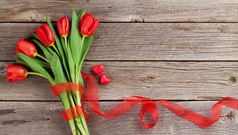 Обои цветы, букет, тюльпаны, лента, сердечки, валентинов день, деревянная поверхность, flowers, bouquet, tulips, tape, hearts, valentine's day, wooden surface разрешение 2880x1920 Загрузить
