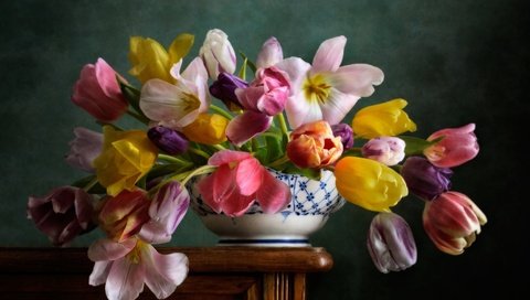 Обои цветы, бутоны, лепестки, стол, букет, тюльпаны, ваза, flowers, buds, petals, table, bouquet, tulips, vase разрешение 2048x1365 Загрузить