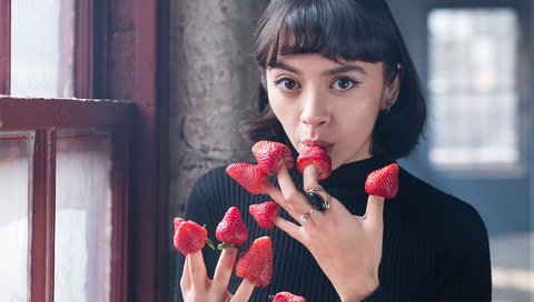 Обои девушка, клубника, взгляд, ягоды, руки, пальцы, кольца, girl, strawberry, look, berries, hands, fingers, ring разрешение 1920x1280 Загрузить