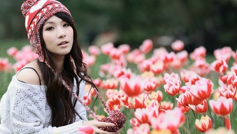 Обои цветы, природа, девушка, тюльпаны, шапка, азиатка, flowers, nature, girl, tulips, hat, asian разрешение 2560x1600 Загрузить