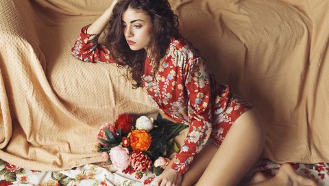 Обои цветы, модель, комната, ножки, волосы, лицо, макияж, mara saiz, flowers, model, room, legs, hair, face, makeup разрешение 2048x1365 Загрузить