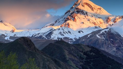 Обои горы, церковь, вершина, грузия, снежная вершина, казбек, mountains, church, top, georgia, snow peak, kazbek разрешение 2560x1707 Загрузить