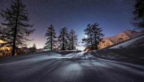 Обои небо, звезды, ночь, луна, деревья, горы, снег, природа, лес, зима, the sky, stars, night, the moon, trees, mountains, snow, nature, forest, winter разрешение 2048x1365 Загрузить