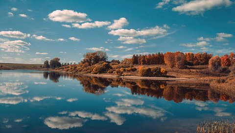 Обои небо, облака, озеро, природа, лес, отражение, пейзаж, осень, the sky, clouds, lake, nature, forest, reflection, landscape, autumn разрешение 1920x1200 Загрузить