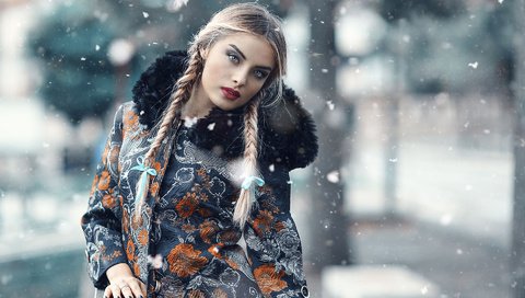 Обои снег, зима, девушка, блондинка, взгляд, модель, косички, snow, winter, girl, blonde, look, model, braids разрешение 1920x1200 Загрузить