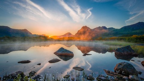 Обои небо, облака, озеро, горы, камни, отражение, the sky, clouds, lake, mountains, stones, reflection разрешение 1920x1200 Загрузить