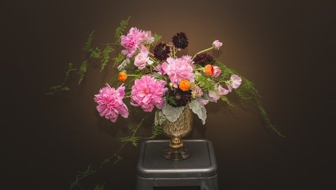 Обои цветы, обои, фон, букет, ваза, пионы, flowers, wallpaper, background, bouquet, vase, peonies разрешение 3000x1966 Загрузить