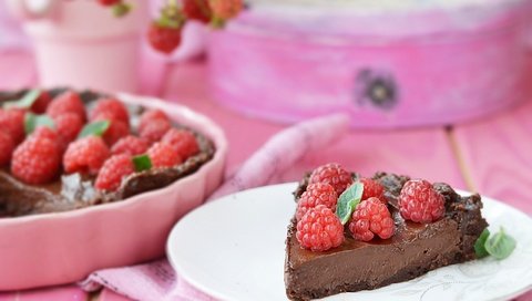 Обои малина, ягоды, шоколад, десерт, пирог, крем, raspberry, berries, chocolate, dessert, pie, cream разрешение 2560x1600 Загрузить