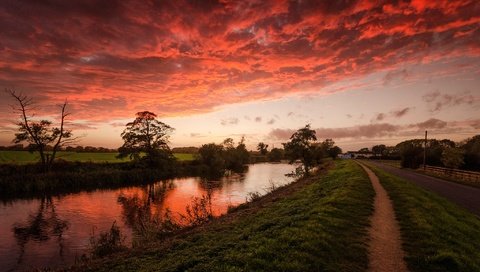 Обои небо, облака, канал, тропинка, зарево, the sky, clouds, channel, path, glow разрешение 2048x1251 Загрузить