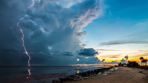 Обои небо, облака, молния, пляж, океан, гроза, the sky, clouds, lightning, beach, the ocean, the storm разрешение 3840x2160 Загрузить